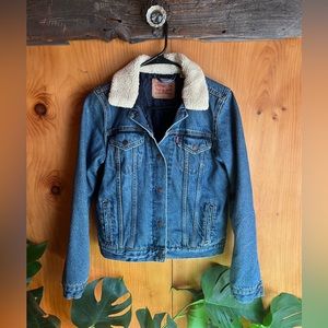 Lined Levi’s jacket with Sherpa collar. Size M